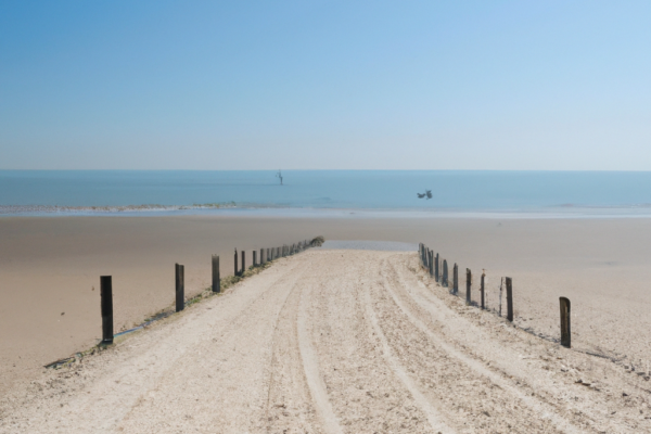 Prachtige Strand Met Goedkope Vakantiede 1024x1024 91283185.png